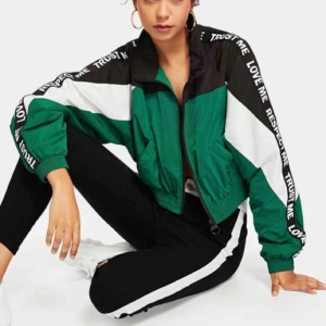  - En riktigt fin jacka i storlek M men passar även dem som har storlek S✨