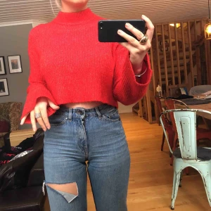  - Säljer denna stickade tröja från HM! Jätteskön och stretchig, utsvängda ärmar, kan mötas upp i Umeå eller så kan jag skicka den men då står köparen för frakten☺️