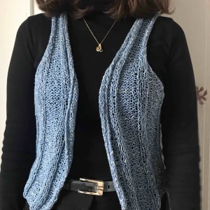  - Blå stickad väst, felfri. Frakt tillkommer 