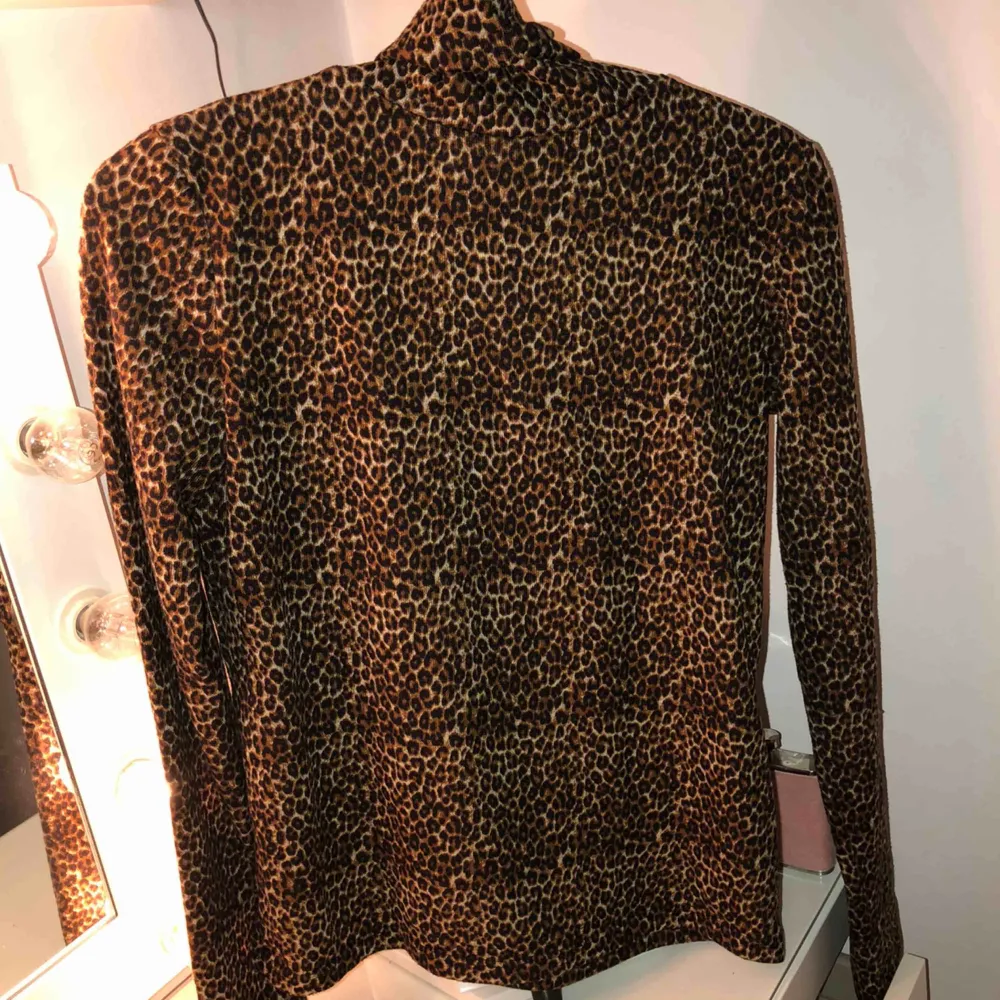 Leopard tröja från Zara. inte använd mycket, så den är i fint skick! . Tröjor & Koftor.