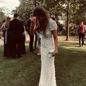  - INTRESSEKOLL på min fina balklänning!  Lite tyg undertill är påsytt även en bit utanpå vid ”släpet”