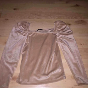  - Skit fin tröja med puffiga armar. 