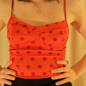  - Säljer denna festliga body. Förutom att sömnen har gått upp lite på det högra axelbandet är denna body superfin! Perfekt till både fina och vardagliga tillfällen. Köparen står för frakten. 