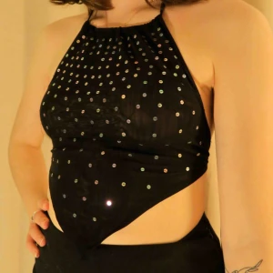  - Snyggaste festtoppen! Supersmidig tröja som man kan töja och spänna in själv. Köpt på secondhand men i väldigt fint skick. Köparen står för frakten. 