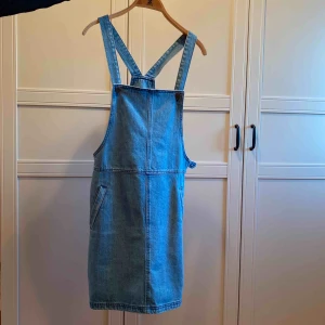  - Jeansklänning från gestuz denim använd två gånger. Nypris: 800kr. Banden på klänningen är justerbara.