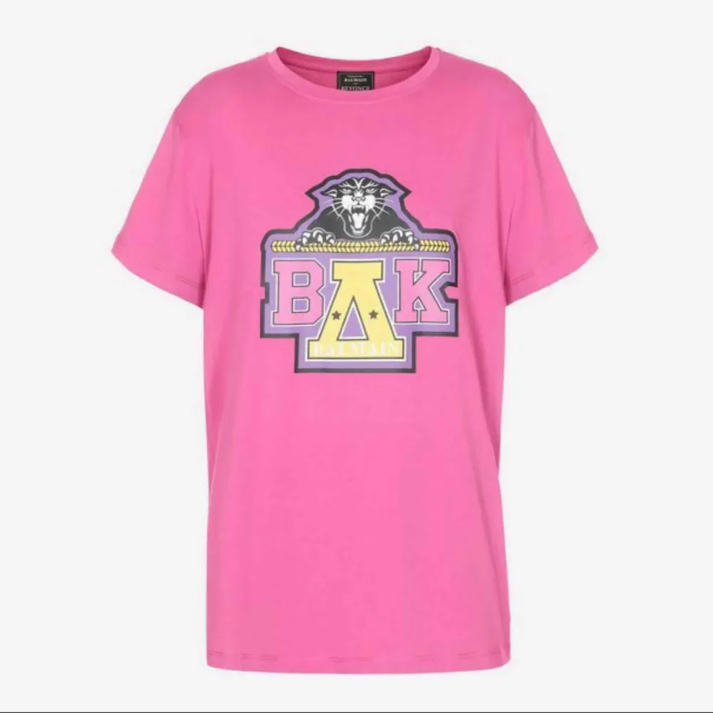 Helt slutsåld t shirt från balmain x Beyonce! Köpt för ca 3000kr, men säljer pga inte kommer till användning 😪 OBS: rosa färgen. T-shirts.