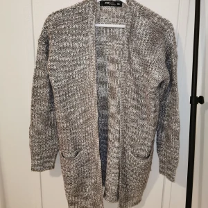 Stickad kofta  - Jättefin grå stickad kofta använd fåtal gånger. 