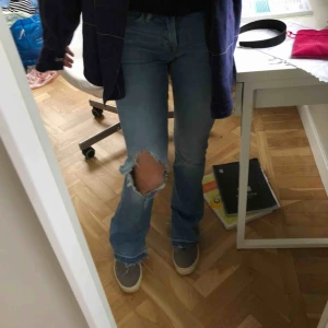  - Säljer dessa supersnygga byxor i bra skick🥰 Jag har klippt hålet och slitsarna själva. Säljer dem eftersom de börjar bli försmå💞 