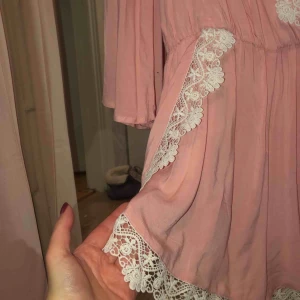 Jumpsuit med spetsdetaljer - Jumpsuit med spetsdetaljer från H&M, är i storek XS men passar även S 🤩