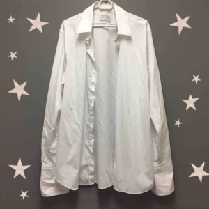  - Oversize skjorta i toppenskick. (Endast spegeln som är smutsig på den sista bilden) 149kr plus 60kr frakt. .