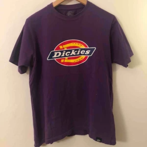  - Fet tröja från Dickies, använd 1 gång. Bra skick, som ny! och storlek S. Köpare för frakt!
