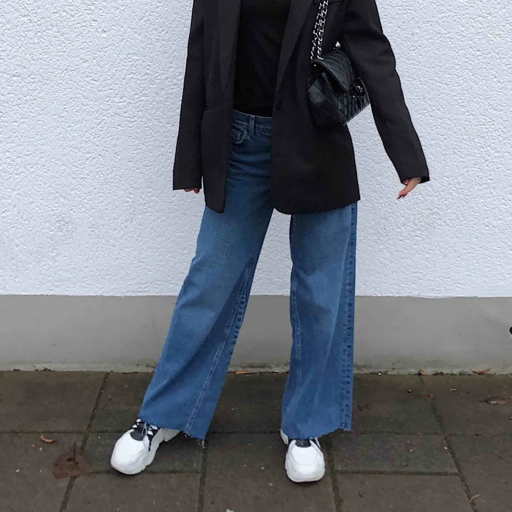 Garderobsrensning!! Jättefina jeans från Vero Moda som endast är använda 1 gång! Passar bra å mig som vanligt har S i byxor, jag är 168 cm lång & Frakten ingår i priset 🥰. Jeans & Byxor.