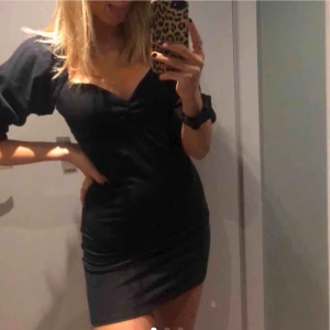  - Säljer denna superfina klänningen ifrån Urban outfitters för 500kr men jag köpte den här på Plick så bilderna är från förra säljaren. Säljer pga att den var lite för kort för mig som är ca 172. Men den e verkligen super fin🥺💞❤️
