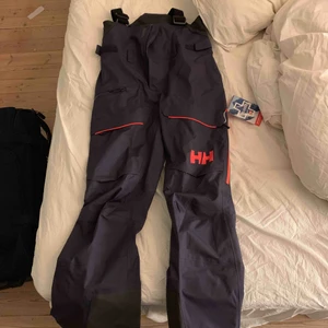  - Mörk gråa skidbyxor från Helly Hansen super snygga och aldrig använda prislappen är kvar💖💖 original pris 3 500kr Frakt ingår