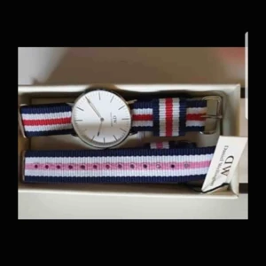  - Säljer min DW klocka eftersom jag inte använder den, inga repor eller skador nästan som ny.  Det rosa bandet kommer med:)  Bilderna är lite suddiga men det är bara att fråga om du vill ha en bild närmare på klockan:)