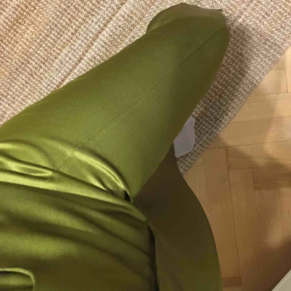SHINY gröna byxor från H&Ms Premium Quality kollektion. HELT OANVÄNDA. Köpta för 999kr. SÅ snygg passform, höga i midjan och vida. Sköna!. Jeans & Byxor.