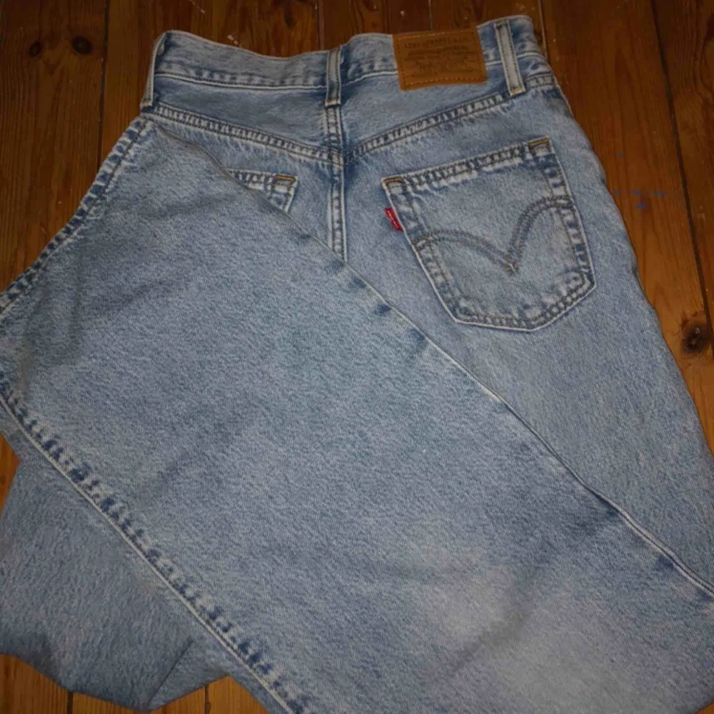 Skitsnygga Ribcage Wide leg jeans från Levis, W24 L32. Tyvärr alldeles för tajta för mig i midjan men längden är prefekt ( är 173cm ). Väldigt tråkigt att behöva sälja dom då det är super fina jeans🥺 Nypris- runt 1000kr, så gott som i nyskick💞. Jeans & Byxor.