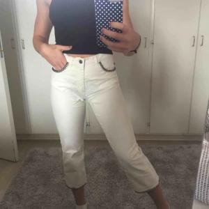  - Vita snygga jeans perfekta till våren! Passar mig som är 1,65 cm. Detaljer vid fickorna och längst ner vid benen.