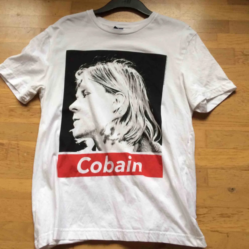 Kurt Cobain tshirt, använd 1 gång. Storlek M. Frakt: 42 kr i postens påse 🌸. T-shirts.