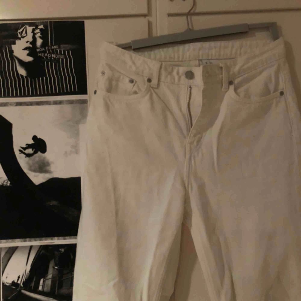 Vita byxor från weekday som är lite fransiga längst ner, använt några gånger men är fortfarande som nya  Om man vill ha fler bilder är det bara att skriva Köparen står för frakt;). Jeans & Byxor.