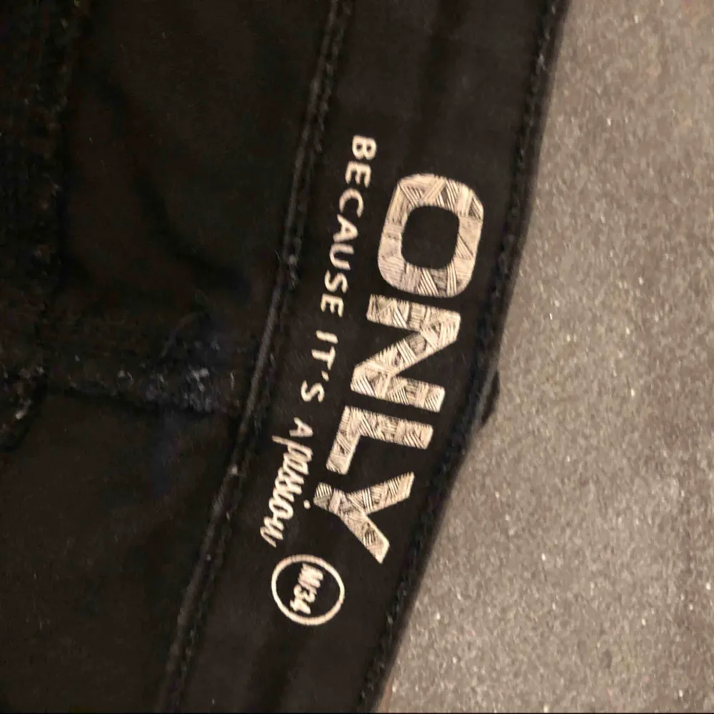 Snygga svarta jeans från ONLY i stretshigt material, använda sparsamt och små täcken på användning. . Jeans & Byxor.