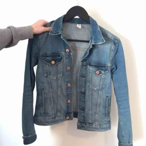  - Fin jeansjacka, som ej kommer till användning!