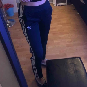  - Mörkblå adidas byxa i storlek S, med knappar längst sidorna, använda ca 5 ggr, fint skick! 