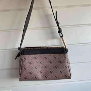  - Jättefin väska från okänt märke! Kom aldrig till användning. Köparen står för frakt!