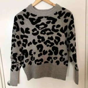  - Stickad tröja med leopardmönster i nyskick. Använd endast en gång. Köparen står för frakt 🥰