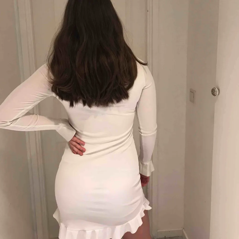 Nu säljer jag min avslutnings klänning använd endast 1 gång!💕 vit klänning med volanger vid armarna och kanten . Klänningar.