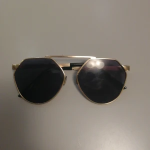  - Supersnygga och cleana glasögon köpta i Singapore, inget märke men så fina på! 