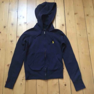  - Marinblå hoodie från Marco polo. Mycke lite använd.