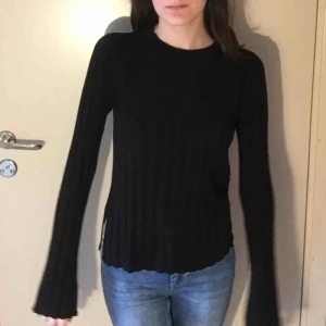  - Svart tröja från H&M divided i storlek S. > ALLA KLÄDER SOM KÖPS, TVÄTTAS OCH STRYKS INNAN SÄNDNING.