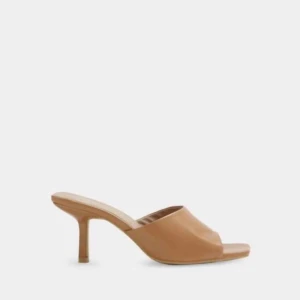  - Bottega Veneta inspirerade mules, helt nya och oanvända. Köpta för 450kr inkl. frakt, säljer nu för 250kr! Kan mötas upp i Stockholm eller Falun. 