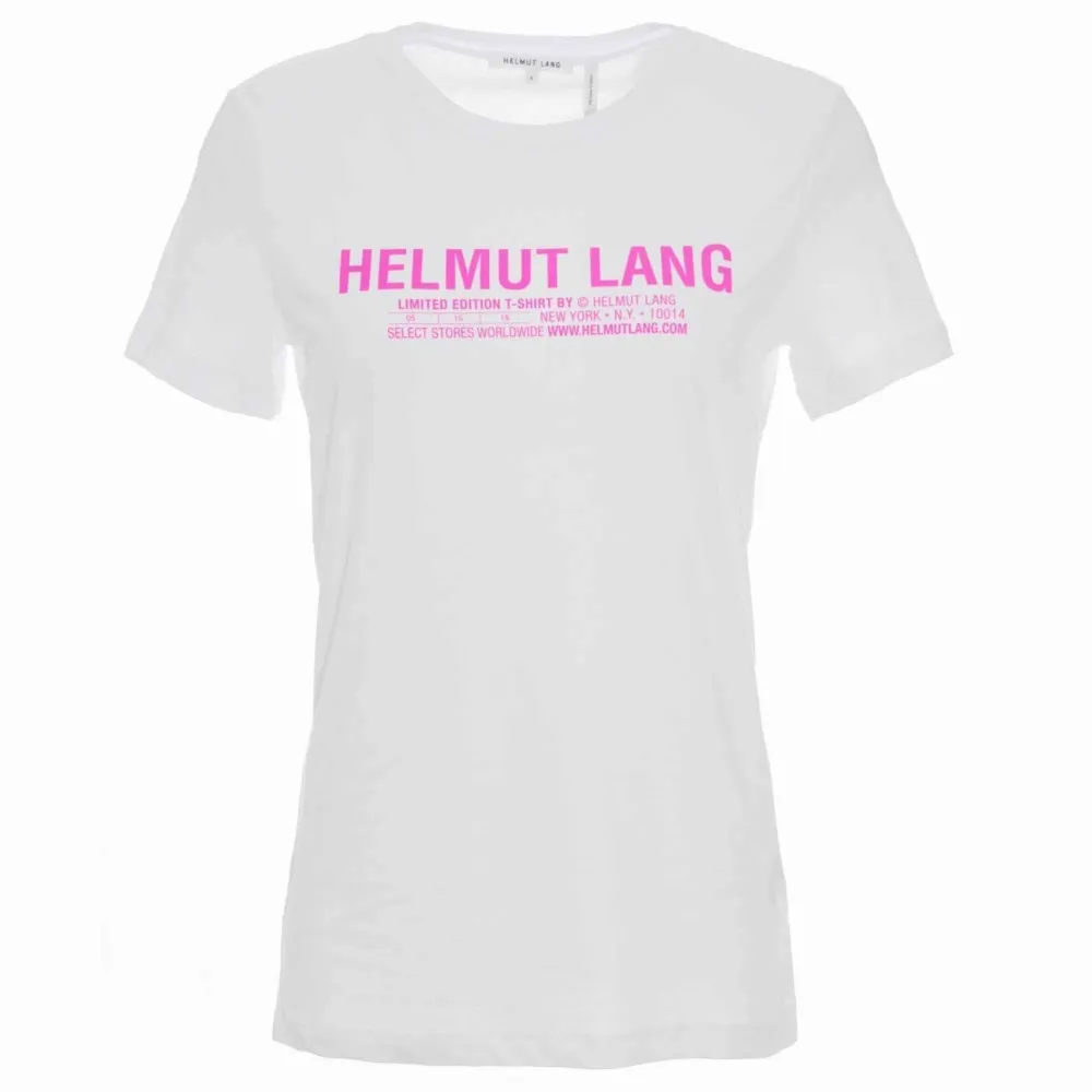 Säljer min fina Helmut Lang T-Shirt köpt förra våren! Nypris 1600kr, välanvänd men ändå i bra skick, Strl S! Bilden är lånad. T-shirts.