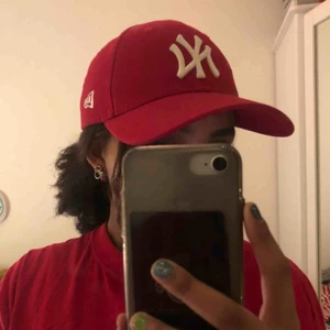  - Snygg röd keps, det går att ändra storleken där bak så den passar typ alla❤️ hör av er för mer info