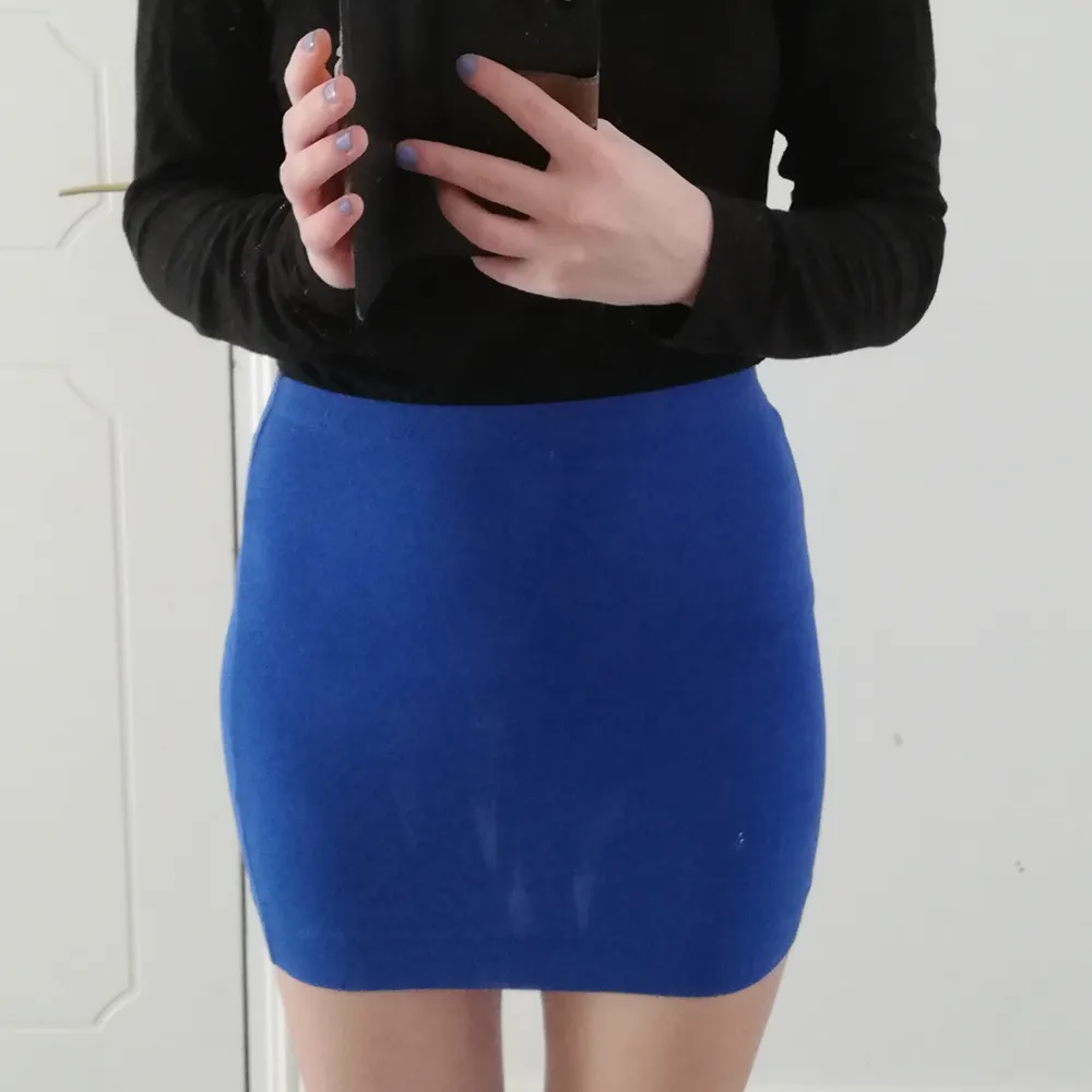 Tight blå kjol från H&M Basic. Lite använd och i gott skick! Köparen står för frakt 🌷💮. Kjolar.