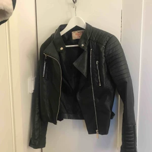  - Säljer denna skinn jacka från Chiquelle. Använt max 4 gånger, den är alltså i väldigt fint skick. Jag möter gärna upp köparen någonstans i Stockholm eftersom det blir enklast. 