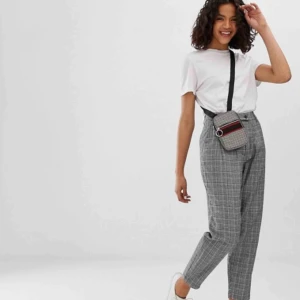  - Aldrig använda, köpa för 400kr. Säljer för att dom ej satt fint på mig, synd för att dom är så fina!! FRAKT INGÅR I PRISET.