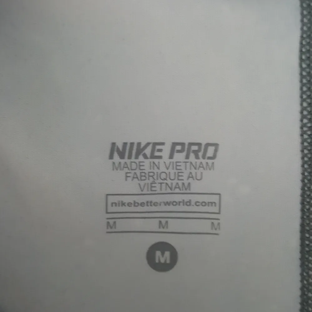 Nike träningsshorts stl M i rymd grå Vid köp av flera kläder så kan man få billigare paketpris Köparen står för frakten. Shorts.