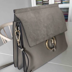  -  Chloé axelremsväska. I inköpspris 16.500kr. Men väljer att sälja denna då sällan kommer till användning. Jag säljer den för 6999kr men är villig att diskutera vidare. Sjävklart finns det kvitto och påse!