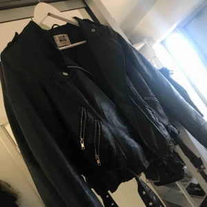  - Jätte snygg skinjacka från Veromoda som inte används. Jätte fint skick.🌹