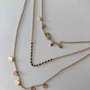  - Guldfärgat halsband  Frakt:15kr 