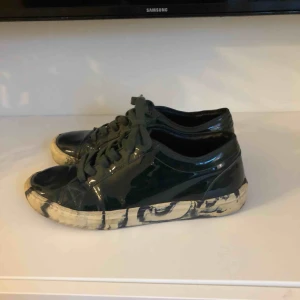 - Lackad Mörk Mossgrön sneakers med melerad sula. Ordinarie pris 1900kr 