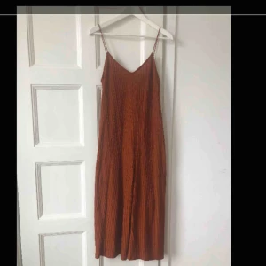  - Roströd jumpsuit från Zara, knappt använd.