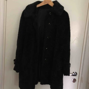  - Vintage svart pälskappa! I superfint skick och jätteskön men kommer tyvärr inte till användning för min del. För mer info se min profil eller skriv!