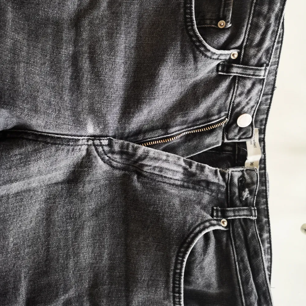 Jeans i svart snygg slitning från gina tricot. . Jeans & Byxor.
