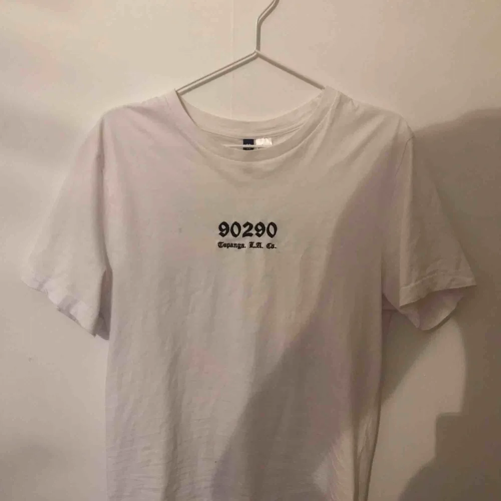 ”90290” tröja från Hm herravdelning. Strl S, knappt använd.. T-shirts.