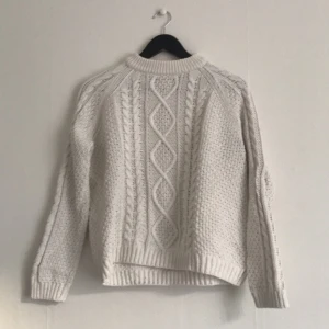  - Vit kabelstickad tröja från Monki. Klassisk sommartröja med fina detaljer. Väl använd men i fint skick, förutom lite noppor på insidan. 