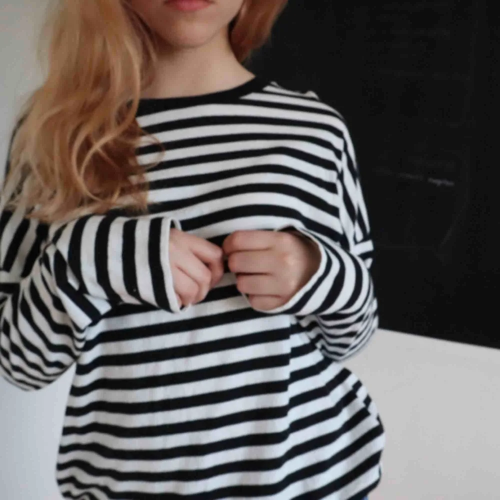 black and white striped very comfortable sweatshirt 🛒 kan möttas i Helsingborg. Frakt är inte säkert. . Hoodies.